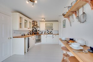 Microwave, oven, dishwasher, cookware/dishes/utensils - 3 Bed in Belchamp Otten (oc-2mf) (Belchamp Otten)