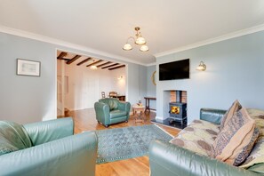TV, fireplace - 3 Bed in Belchamp Otten (oc-2mf) (Belchamp Otten)