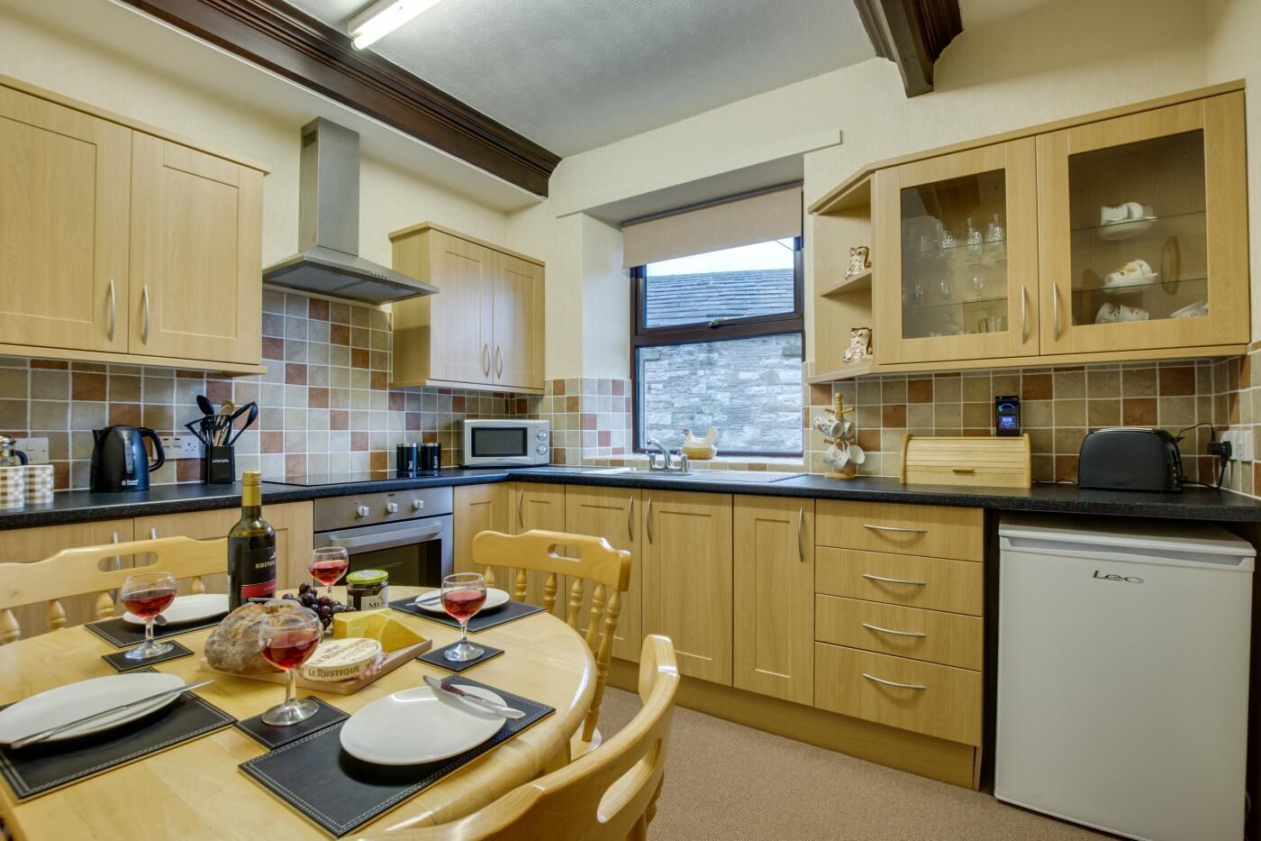 Micro-ondas, fogão, talheres/pratos/utensílios de cozinha