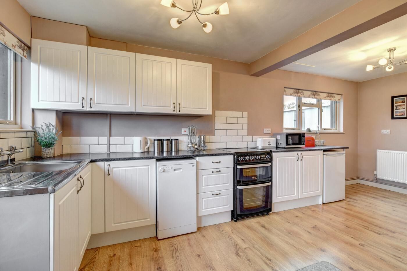 Mikrowelle, Ofen, Geschirrspüler, Hochstuhl