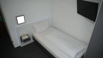 Eenpersoonskamer | Een bureau, een laptopwerkplek