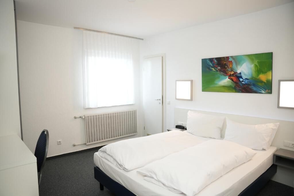 Schreibtisch, laptopgeeigneter Arbeitsplatz