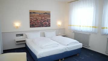 Tweepersoonskamer | Een bureau, een laptopwerkplek