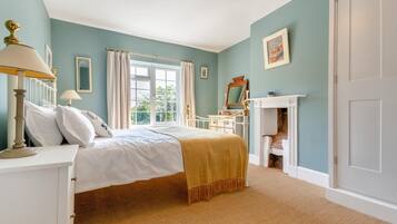 Travel cot, free WiFi, bed sheets