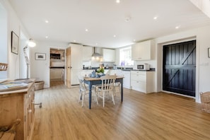 Microwave, oven, dishwasher, high chair - 2 Bed in Sudbourne (oc-lodfb) (Sudbourne)