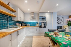 Microwave, oven, dishwasher, high chair - 2 Bed in Cromer (oc-o25263) (Cromer)