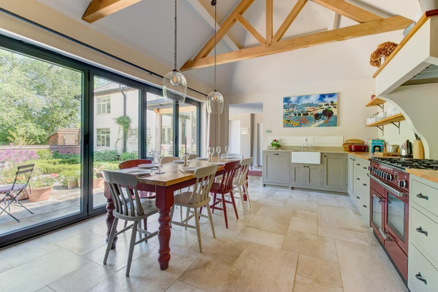 Micro-ondes, four, lave-vaisselle, chaise haute