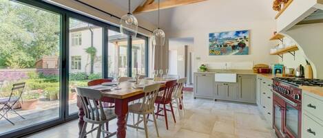 Micro-ondes, four, lave-vaisselle, chaise haute