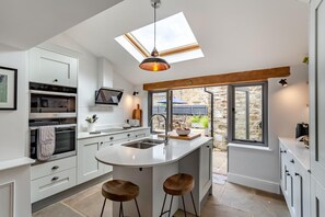 Microwave, oven, dishwasher, high chair - 4 Bed in Masham (oc-w32087) (Masham)