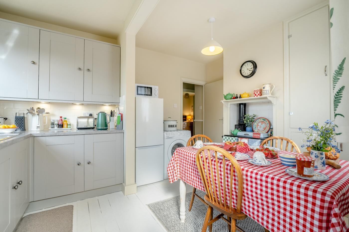 電子レンジ、オーブン、調理器具と食器