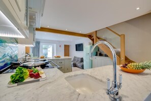 Oven, dishwasher, high chair, cookware/dishes/utensils - 3 Bed in Padstow (oc-p00807) (Padstow)