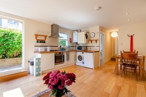 Microwave, oven, dishwasher, highchair - 2 Bed in Whitstable (oc-p32035) (Whitstable)