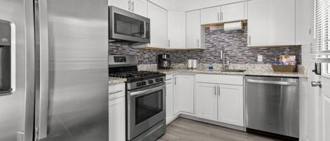 Kühlschrank, Mikrowelle, Ofen, Herdplatte