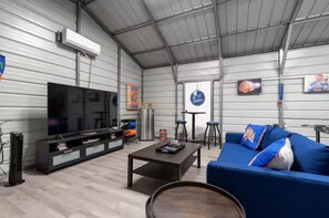 TV - The Gator Den: Perfect for Groups & Families! 3 BR/ 2 Bath (Gainesville)