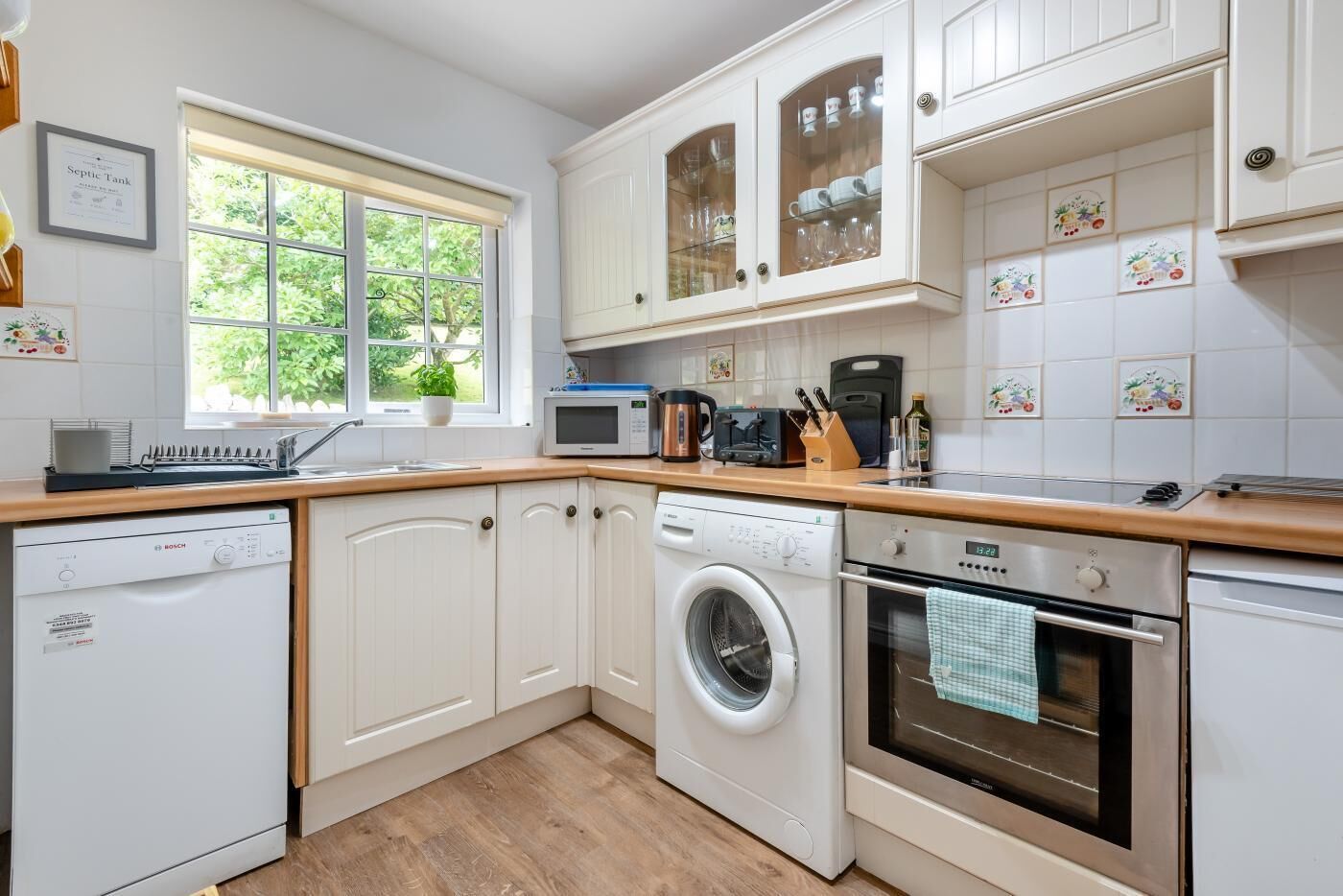 Four, lave-vaisselle, chaise haute