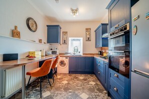 Microwave, oven, cookware/dishes/utensils - 2 Bed in Moffat (oc-a32121) (Moffat)