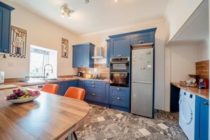 Microwave, oven, cookware/dishes/utensils - 2 Bed in Moffat (oc-a32121) (Moffat)