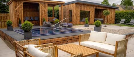 Banyera d'hidromassatge a l'aire lliure