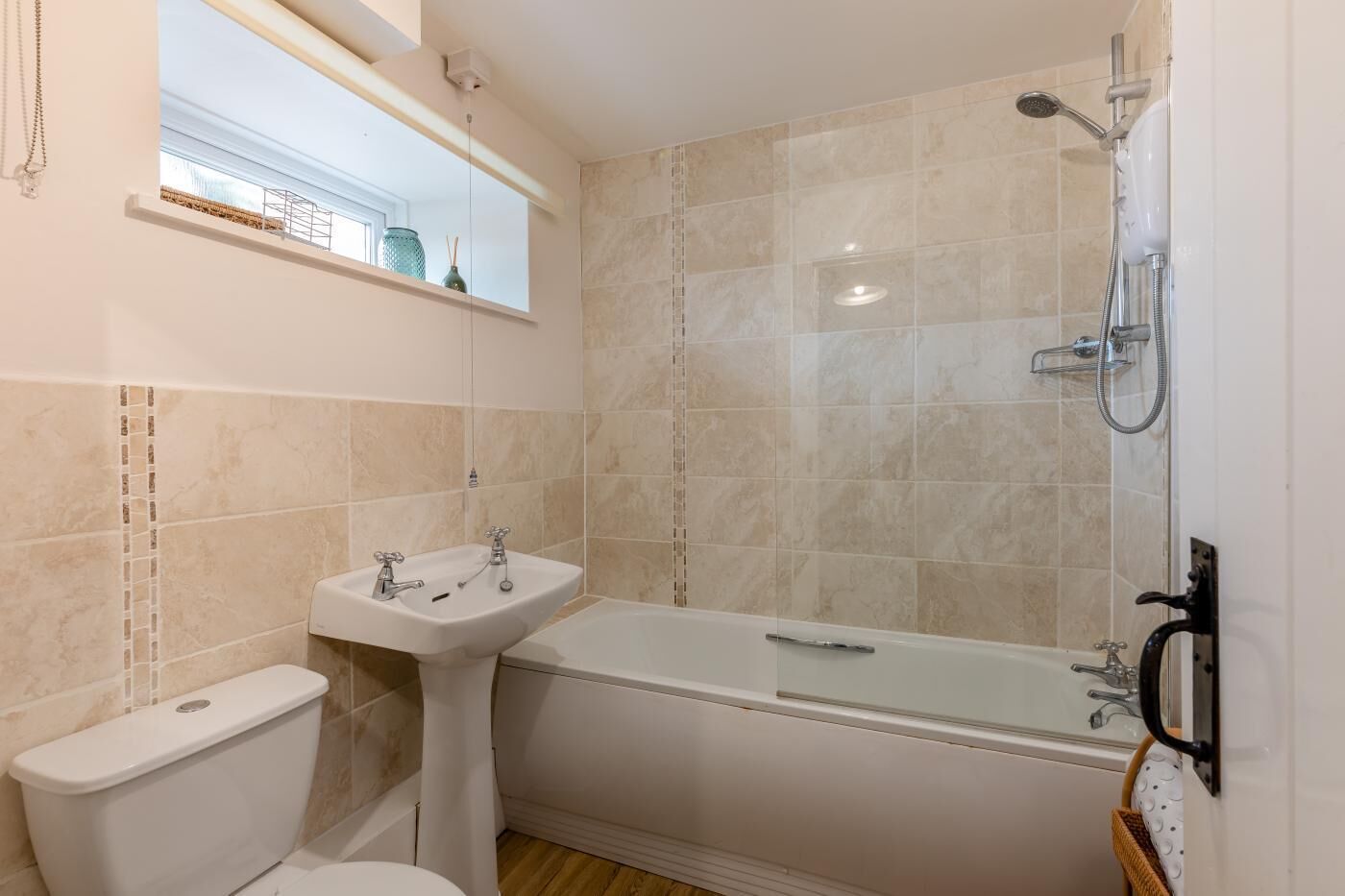 Une salle de bain avec des toilettes, un lavabo et une baignoire.