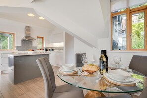 Una cocina moderna con comedor.