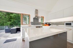 Mikrowelle, Ofen, Geschirrspüler, Kochgeschirr/Geschirr/Besteck