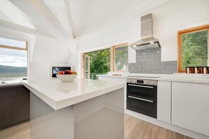 Microwave, oven, dishwasher, cookware/dishes/utensils - 2 Bed in Aberdyfi (oc-wah694) (Aberdovey)