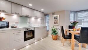 Microwave, oven, cookware/dishes/utensils - 1 Bed in Whitby (oc-w503) (Whitby)