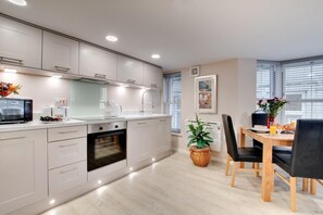 Microwave, oven, cookware/dishes/utensils - 1 Bed in Whitby (oc-w503) (Whitby)