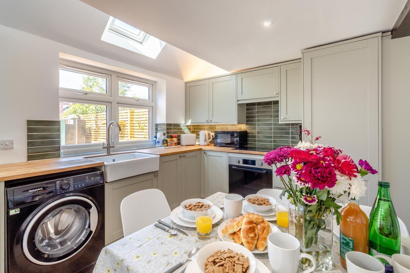 Ovn, høy barnestol og kjøkkenutstyr