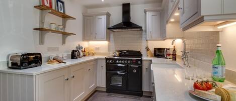 Four, lave-vaisselle, batterie de cuisine, vaisselle et ustensiles