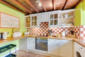 Micro-ondas, fogão, talheres/pratos/utensílios de cozinha