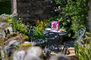 Outdoor dining - 2 Bed in Thwaite (oc-ds946) (Thwaite)