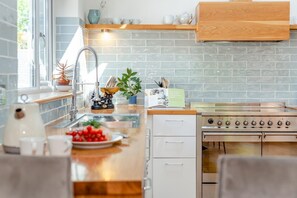 Microwave, oven, dishwasher, highchair - 3 Bed in St. Teath (oc-o32209) (Saint Teath)