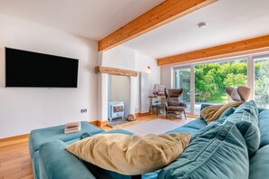TV, fireplace - 3 Bed in St. Teath (oc-o32209) (Saint Teath)