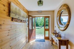 A wooden interior with a door leading to a garden. - 9 Bed in Brecon (oc-cvelo) (Crai)