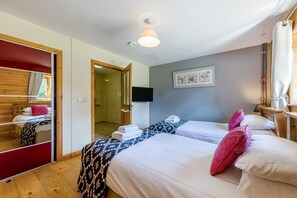 A hotel room with two beds, a television, and a door leading to a bathroom. - 9 Bed in Brecon (oc-cvelo) (Crai)