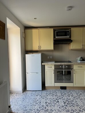 ميكروويف، فرن، كرسي للأطفال، مستلزمات طهي/أطباق/أوعية