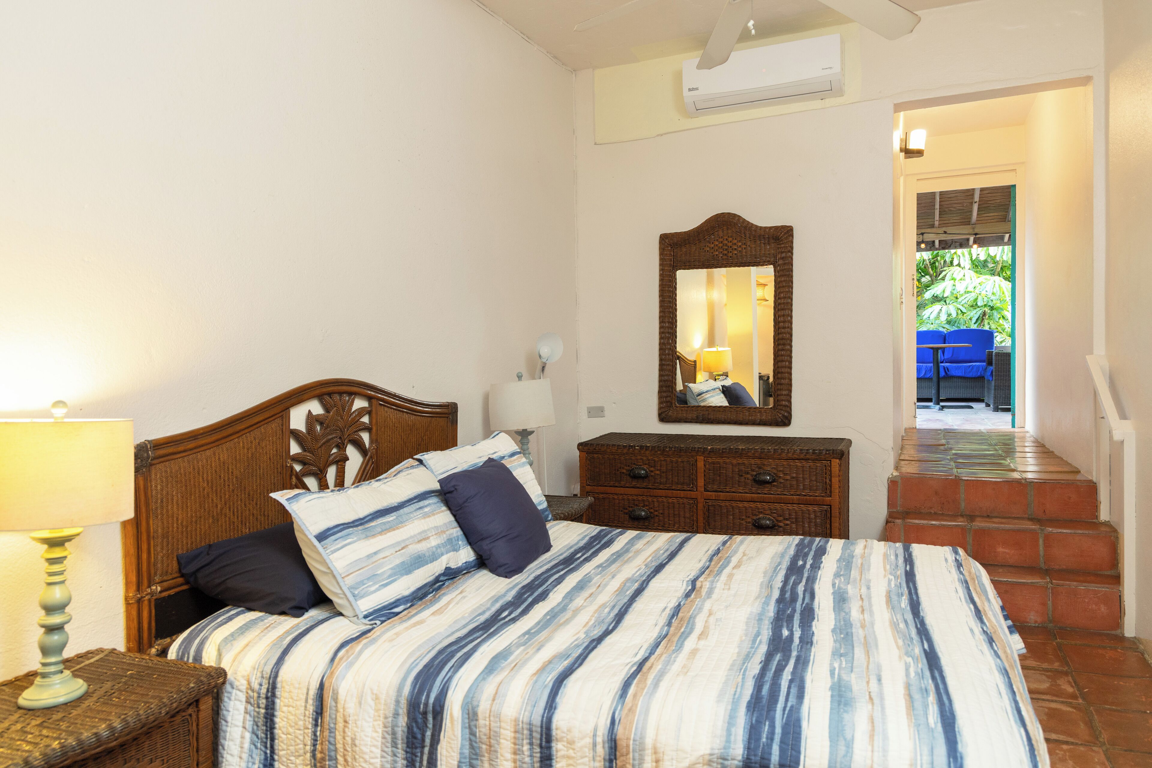 Decoración individual, mobiliario individual, wifi gratis y ropa de cama