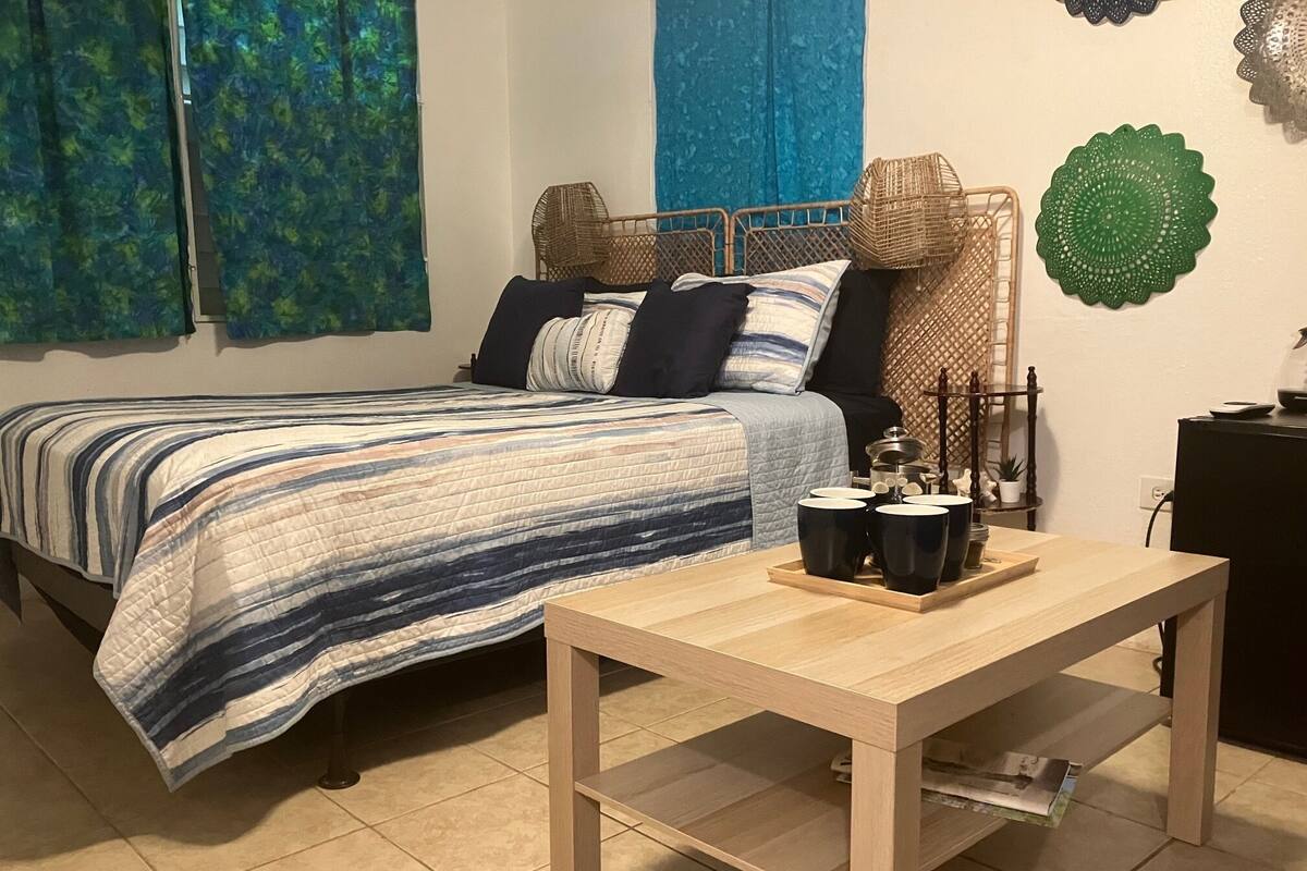 Basic-Vierbettzimmer, Terrasse | Individuell dekoriert, individuell eingerichtet, kostenloses WLAN