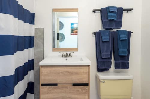 Deluxe Triple Room | Bathroom | Shower, towels, soap, shampoo
