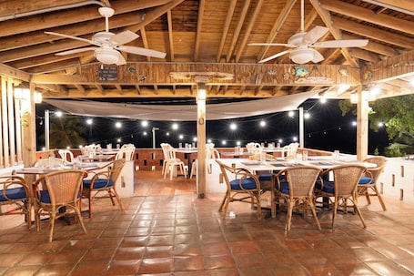 Se sirven cenas y brunches, con vista al mar . Trade Winds Restaurant & Guesthouse