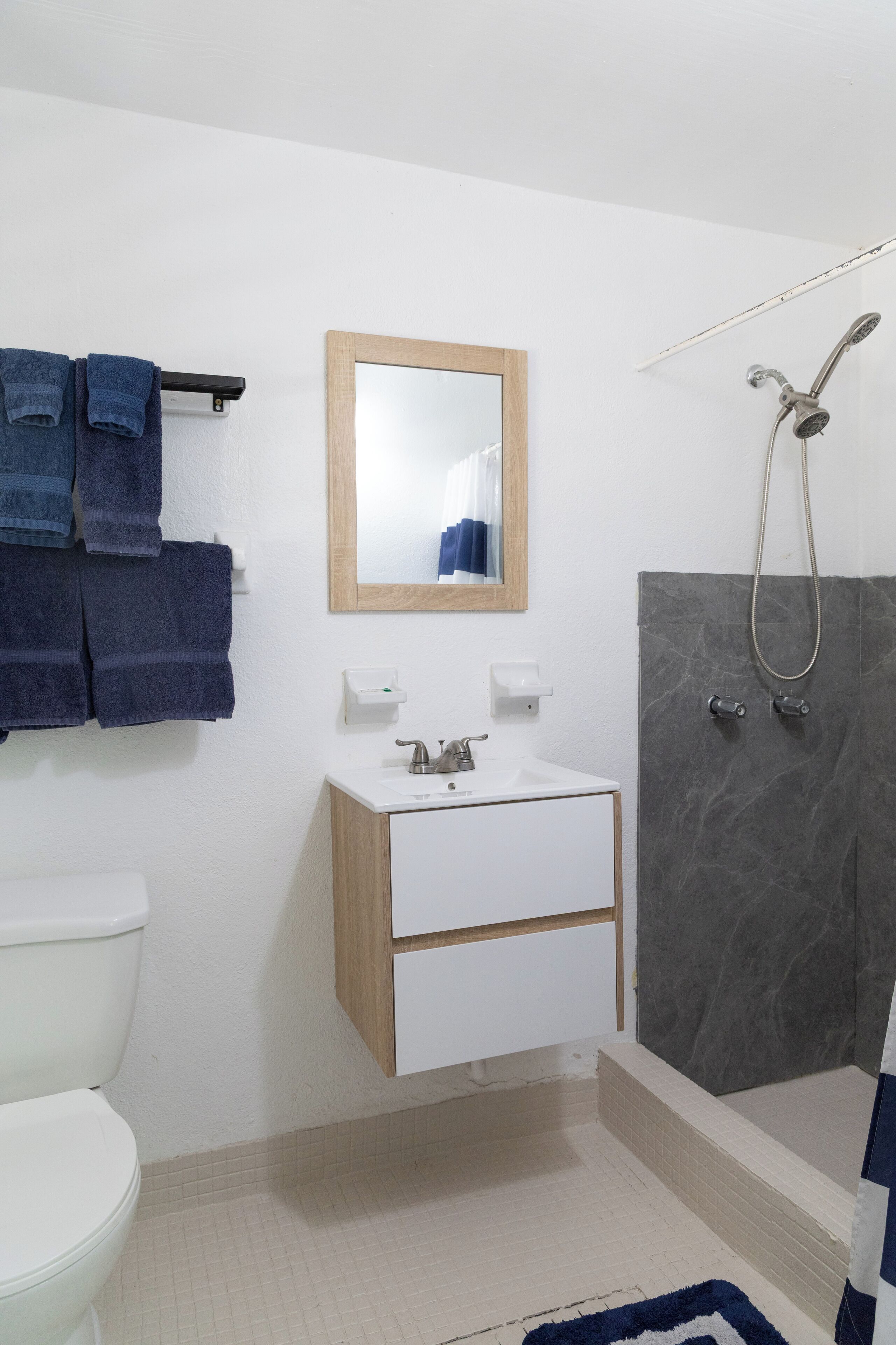 Deluxe Double Room | Bathroom | Shower, towels, soap, shampoo