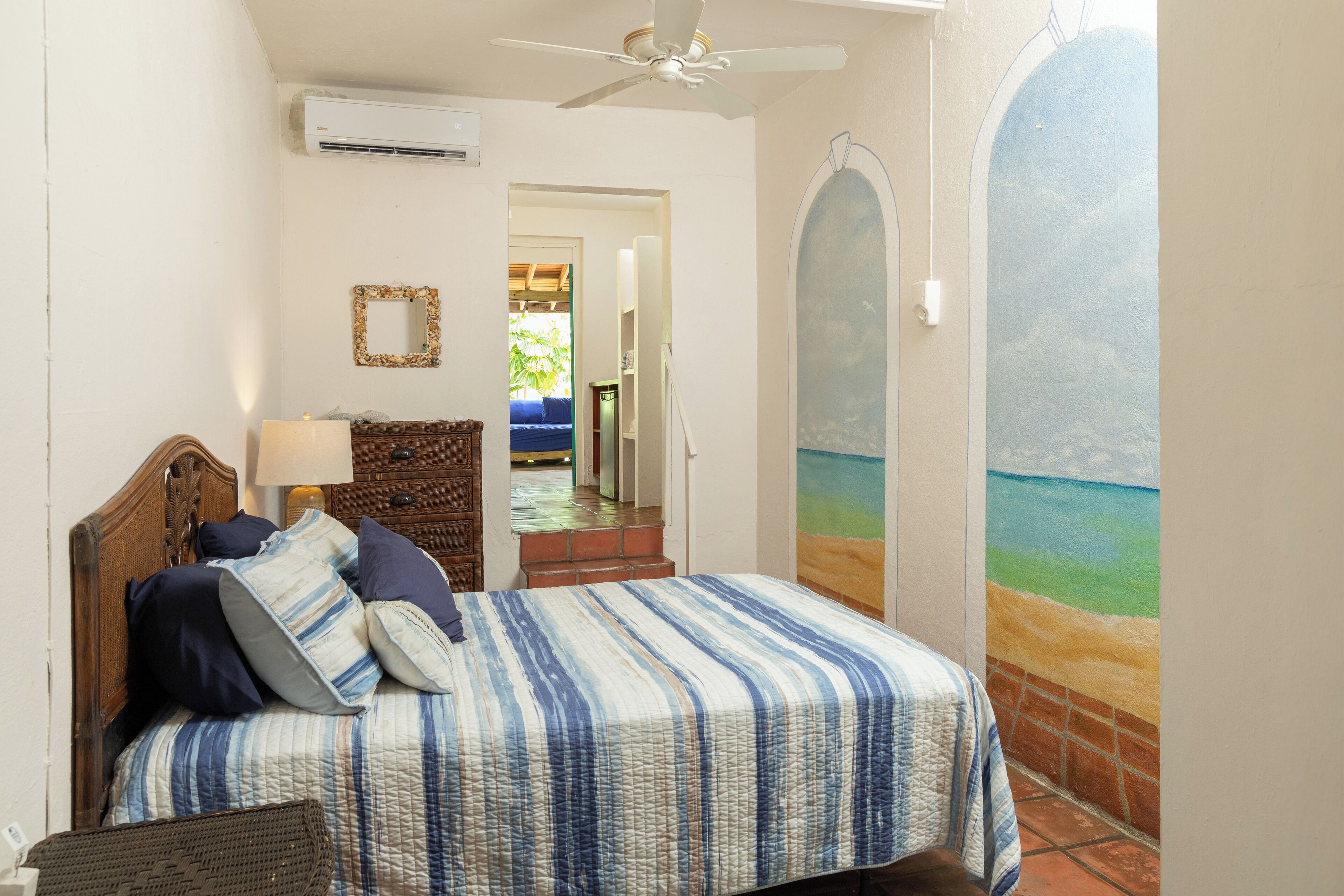 Habitación triple básica, balcón | Decoración individual, mobiliario individual, wifi gratis y ropa de cama