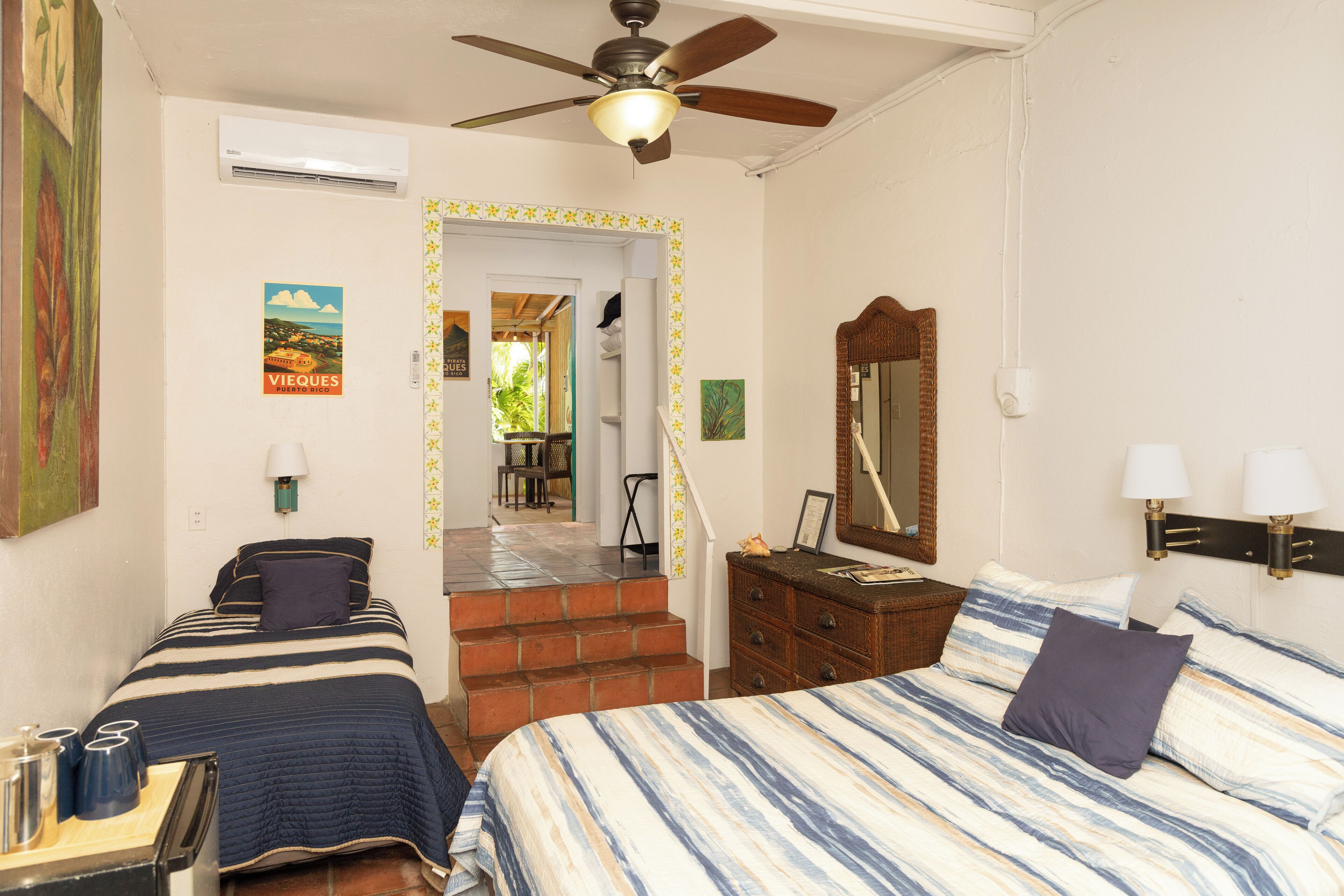 Habitación cuádruple básica, no fumadores, balcón | Decoración individual, mobiliario individual, wifi gratis y ropa de cama