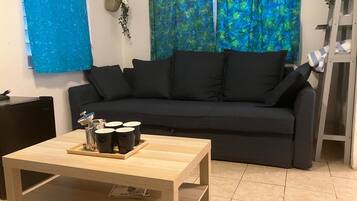 Basic-Vierbettzimmer, Terrasse | Individuell dekoriert, individuell eingerichtet, kostenloses WLAN