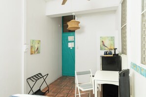 Habitación económica doble | Decoración individual, mobiliario individual, wifi gratis y ropa de cama