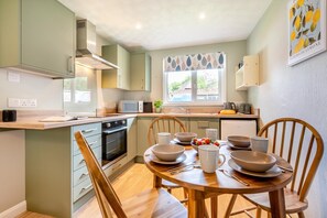 Microwave, oven, dishwasher, cookware/dishes/utensils - 2 Bed in St. Tudy (oc-m32233) (Saint Tudy)