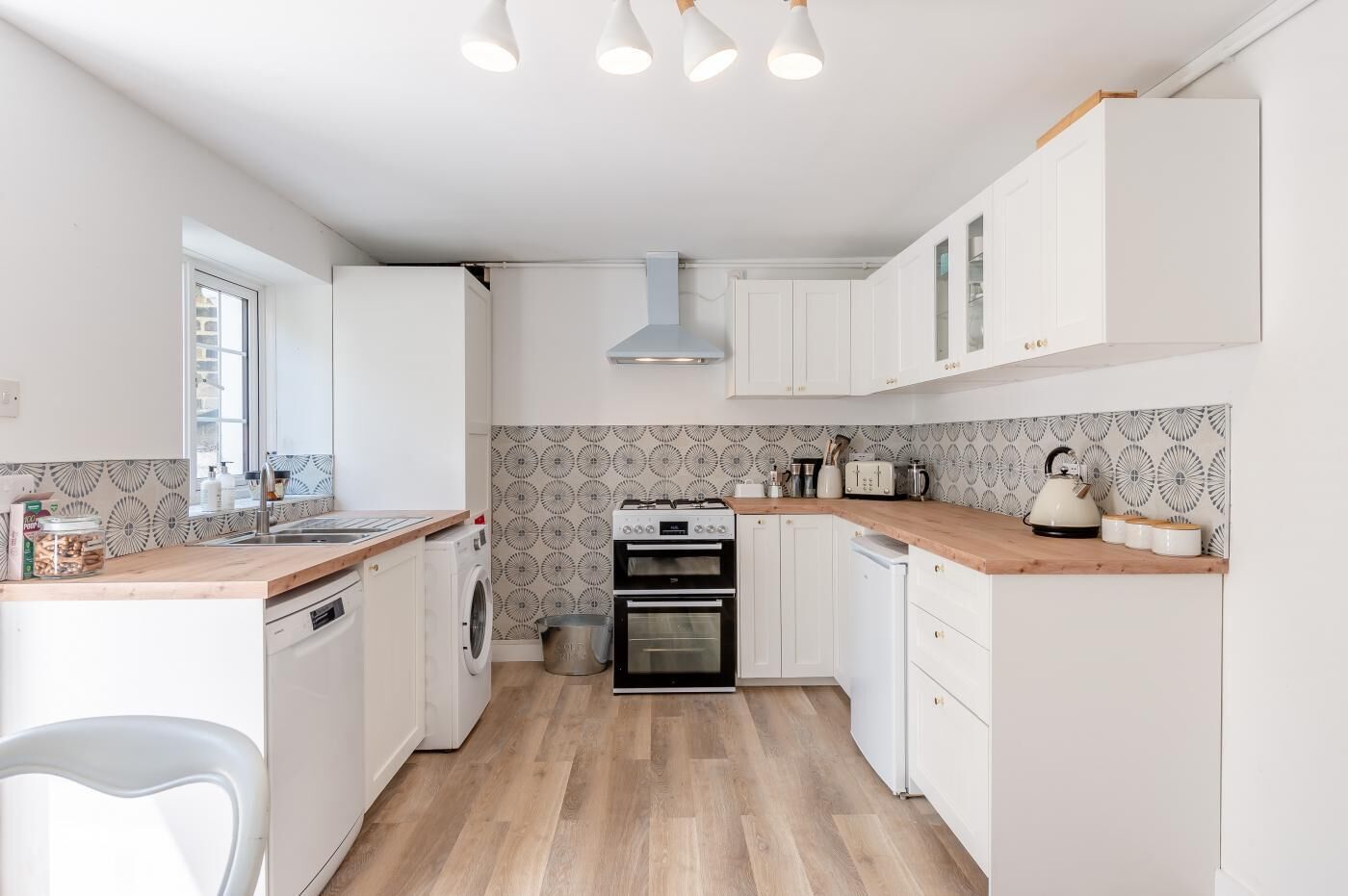 ميكروويف، فرن، غسالة أطباق، كرسي للأطفال