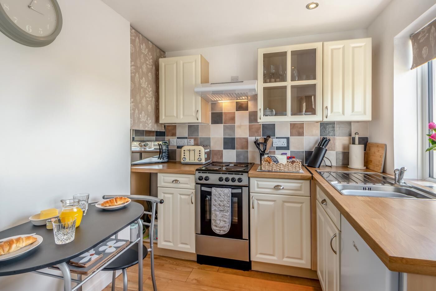 Four à micro-ondes, un four, chaise haute, vaisselle et ustensiles