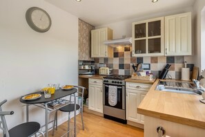 Mikrowelle, Ofen, Hochstuhl, Kochgeschirr/Geschirr/Besteck